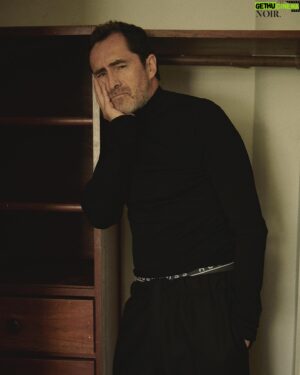 Demián Bichir Instagram - @demianbichiroficial es sin duda, un hombre auténtico. Cada uno de sus logros es reflejo de un trabajo arduo que se mezcla con el corazón. En entrevista para Noir, el actor mexicano nos permite asomarnos más allá de sus personajes, mostrándose como un ser humano que quiere transmitir distintos mensajes a través de cada uno de sus proyectos. 

Créditos: 
Director editorial: @gerardangulo 
Realización: @sergio.valenzuelach  Asistente de moda: @michortizand