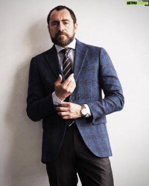 Demián Bichir Instagram - Fantástica sesión de fotos con el gran @johnrussophoto para @gio_journal. GRACIAS! Fantastic photo shoot with the great @johnrussophoto for @gio_journal @prstudiousa_ Demian Bichir on the streets shooting for x Gio Journal for Showtime's LET THE RIGHT ONE IN
Airs Sunday evenings on Showtime, or get the Showtime via Paramount 

Photos by: @johnrussophoto
Pub:  @gio_journal
@demianbichiroficial
@amybpr_
@showtime
@paramountplus
@prensadanna