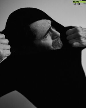 Demián Bichir Instagram - @demianbichiroficial es sin duda, un hombre auténtico. Cada uno de sus logros es reflejo de un trabajo arduo que se mezcla con el corazón. En entrevista para Noir, el actor mexicano nos permite asomarnos más allá de sus personajes, mostrándose como un ser humano que quiere transmitir distintos mensajes a través de cada uno de sus proyectos. 

Créditos: 
Director editorial: @gerardangulo 
Realización: @sergio.valenzuelach  Asistente de moda: @michortizand