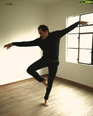 Demián Bichir Instagram - @demianbichiroficial es sin duda, un hombre auténtico. Cada uno de sus logros es reflejo de un trabajo arduo que se mezcla con el corazón. En entrevista para Noir, el actor mexicano nos permite asomarnos más allá de sus personajes, mostrándose como un ser humano que quiere transmitir distintos mensajes a través de cada uno de sus proyectos. 

Créditos: 
Director editorial: @gerardangulo 
Realización: @sergio.valenzuelach  Asistente de moda: @michortizand