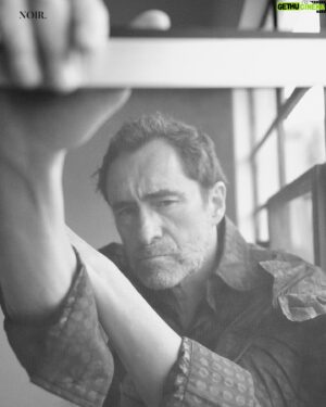 Demián Bichir Instagram - @demianbichiroficial es sin duda, un hombre auténtico. Cada uno de sus logros es reflejo de un trabajo arduo que se mezcla con el corazón. En entrevista para Noir, el actor mexicano nos permite asomarnos más allá de sus personajes, mostrándose como un ser humano que quiere transmitir distintos mensajes a través de cada uno de sus proyectos. 

Créditos: 
Director editorial: @gerardangulo 
Realización: @sergio.valenzuelach  Asistente de moda: @michortizand