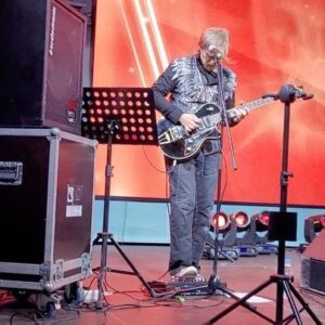 Denis Maydanov Instagram - В прошедшее воскресенье летал с концертом в Жодино - белорусский город, в котором производят легендарные автомобили БелАЗ. На стадионе «Торпедо» отметили День Машиностроителя! Неожиданной стала просьба автомобилистов исполнить песню «ВДВ»!)) 
 
Благодарю машиностроителей за тёплый приём и отличный совместный праздник! 

#ДенисМайданов #Беларусь #Жодино #БелАЗ
