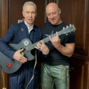 Denis Maydanov Instagram - На днях на Премии Министерства Обороны #МедиаАс встретились с моим старым другом и замечательным музыкантом, исполнителем, радиоведущим и детским писателем Александром Ф. Скляром @alexander_f_sklyar Вспомнили наше выступление и прекрасный момент на открытии Крымского моста, когда мост ещё не был открыт для проезда, а мы уже на нем умудрились сфоткаться)) Ну, и 
запилили дружественный видос на память)) 

#СашаСкляр #РокНроллЖив