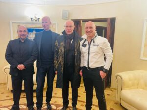 Denis Maydanov Instagram - Люблю Театр Российской Армии за то, что там выход из всех гримерок ведёт в одну точку, где встречаются все. В этот раз одномоментно и неожиданно в центр вышли четыре светлоголовых парня с похожей прической. Остальные присутствующие тут же решили, что этот квартет достоин памятного фото!)
Трофим @zvezdatrof , как всегда, травил шутки и анекдоты (фото 1), знаменитый кремлевский закулисный голос Сергей Мамаев всё пытался начать пафосно произносить фразу «Президент Российской Федерации» (фото 2), Сергей Мазаев @sergeymazaev_official никак не мог определиться на какую камеру смотреть и на всякий случай смотрел на всех сурово (2 и 3), а я просто смотрел в свою камеру! 
Поэтому, все фотки мне и достались!))