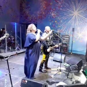 Denis Maydanov Instagram - Вчера в Югорске отметили сразу два праздника День города и День работников нефтяной и газовой промышленности! И дождь нам был не помеха!

Ещё раз поздравляю всех горожан! Спасибо за тёплый приём, отличное настроение и шикарный совместный вечер!

Хотел бы отдельно отметить компанию ООО «Газпром трансгаз Югорск» @presscentergty которая является мощным производственно-социальным комплексом в состав которого входит 41 филиал расположенный в 28 трассовых посёлках и городах. Компания обслуживает самый большой участок газотранспортной системы России. 

Благодарю руководство компании за активное участие в жизни и развитии региона! «Газпром трансгаз Югорск» поддерживает творческих людей и любителей здорового образа жизни, участвует в развитии вокальных и танцевальных направлений, театра, КВН, а также детского спорта. Во всех 28 трассовых городах и посёлках успешно работают спортивные и культурные объекты.

Отдельная благодарность Главе города Югорска Андрею Бородкину @borodkin_yugorsk за организованный праздник для жителей, а также местной певице центра «Норд» Евгении Тартановой за дуэт «Территория сердца»

#ДенисМайданов #ДеньГорода #Югорск