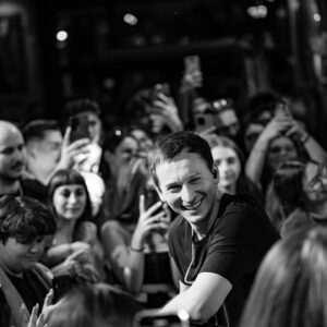Denis Roabeş Instagram - Eu sunt oglinda voastră, acesta este motivul pentru care sunt mereu fericit când urc pe scenă. Vă mulțumesc pentru tot.❤️
#wearethemotansfam