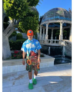 Denis Vasilenko Instagram - Немножко фактов:

1: Первую часть клипа снимали в Pasadena Princess Mansion за 50 Лямов, там снимал свой клип “A boy is a gun” Tyler The Creator, LIL TJAY & Polo g - headshot, снимали рекламу с Beyonce и тд.

2. Стилистом была танцовщица Destiny’s child, Akon в прошлом, а сейчас звездным стилистом, одевающим всех звезд от Джона Ледженда до NLE CHOPPA (а вообще всех топовых рэперов) Oth’than Burdside 

3. На кране у нас летал один из топовых специалистов в Голливуде @limitlessnow Помимо того что он снимал клипы Bad Bunny, Travis Scott и большинства сегодняшних звезд, он также был главным по крану в очень крутых фильмах Guardians of Galaxy и 127 hours 

4. Наконец режиссеры клипа с лэйбла Бёрдмэна, Legit Looks снимали клипы Yellawolf, NLE CHOPPA, Yung Thug, Rubi Rose и массе других крутых артистов.