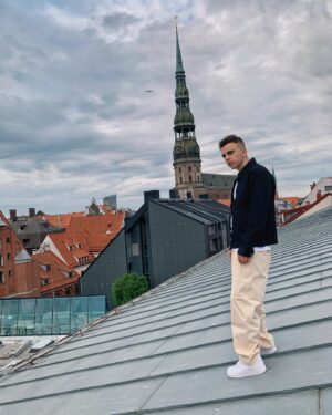 Denis Vasilenko Instagram - Йоу, вплоть до релиза альбома, каждый купивший мерч (ссылка в био) получит от меня эксклюзивный видео-привет, не забудьте указать своё или желаемое имя в комментарии к заказу 🤧🚀. Альбом 9-ого июля. Из-за бумажной волокиты пришлось перенести на пару недель позже. Уже  в понедельник новый сингл с альбома (не тот что по свайпу)
