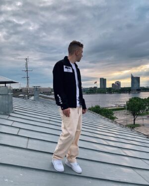 Denis Vasilenko Instagram - Йоу, вплоть до релиза альбома, каждый купивший мерч (ссылка в био) получит от меня эксклюзивный видео-привет, не забудьте указать своё или желаемое имя в комментарии к заказу 🤧🚀. Альбом 9-ого июля. Из-за бумажной волокиты пришлось перенести на пару недель позже. Уже  в понедельник новый сингл с альбома (не тот что по свайпу)