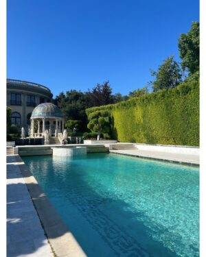 Denis Vasilenko Instagram - Немножко фактов:

1: Первую часть клипа снимали в Pasadena Princess Mansion за 50 Лямов, там снимал свой клип “A boy is a gun” Tyler The Creator, LIL TJAY & Polo g - headshot, снимали рекламу с Beyonce и тд.

2. Стилистом была танцовщица Destiny’s child, Akon в прошлом, а сейчас звездным стилистом, одевающим всех звезд от Джона Ледженда до NLE CHOPPA (а вообще всех топовых рэперов) Oth’than Burdside 

3. На кране у нас летал один из топовых специалистов в Голливуде @limitlessnow Помимо того что он снимал клипы Bad Bunny, Travis Scott и большинства сегодняшних звезд, он также был главным по крану в очень крутых фильмах Guardians of Galaxy и 127 hours 

4. Наконец режиссеры клипа с лэйбла Бёрдмэна, Legit Looks снимали клипы Yellawolf, NLE CHOPPA, Yung Thug, Rubi Rose и массе других крутых артистов.