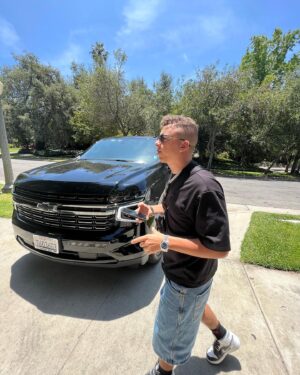 Denis Vasilenko Instagram - Немножко фактов:

1: Первую часть клипа снимали в Pasadena Princess Mansion за 50 Лямов, там снимал свой клип “A boy is a gun” Tyler The Creator, LIL TJAY & Polo g - headshot, снимали рекламу с Beyonce и тд.

2. Стилистом была танцовщица Destiny’s child, Akon в прошлом, а сейчас звездным стилистом, одевающим всех звезд от Джона Ледженда до NLE CHOPPA (а вообще всех топовых рэперов) Oth’than Burdside 

3. На кране у нас летал один из топовых специалистов в Голливуде @limitlessnow Помимо того что он снимал клипы Bad Bunny, Travis Scott и большинства сегодняшних звезд, он также был главным по крану в очень крутых фильмах Guardians of Galaxy и 127 hours 

4. Наконец режиссеры клипа с лэйбла Бёрдмэна, Legit Looks снимали клипы Yellawolf, NLE CHOPPA, Yung Thug, Rubi Rose и массе других крутых артистов.