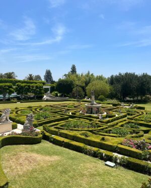 Denis Vasilenko Instagram - Немножко фактов:

1: Первую часть клипа снимали в Pasadena Princess Mansion за 50 Лямов, там снимал свой клип “A boy is a gun” Tyler The Creator, LIL TJAY & Polo g - headshot, снимали рекламу с Beyonce и тд.

2. Стилистом была танцовщица Destiny’s child, Akon в прошлом, а сейчас звездным стилистом, одевающим всех звезд от Джона Ледженда до NLE CHOPPA (а вообще всех топовых рэперов) Oth’than Burdside 

3. На кране у нас летал один из топовых специалистов в Голливуде @limitlessnow Помимо того что он снимал клипы Bad Bunny, Travis Scott и большинства сегодняшних звезд, он также был главным по крану в очень крутых фильмах Guardians of Galaxy и 127 hours 

4. Наконец режиссеры клипа с лэйбла Бёрдмэна, Legit Looks снимали клипы Yellawolf, NLE CHOPPA, Yung Thug, Rubi Rose и массе других крутых артистов.