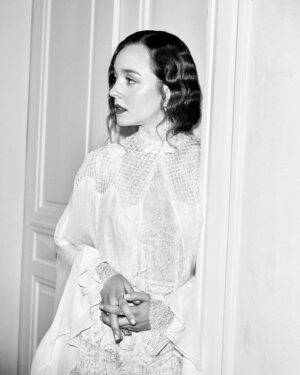 Denisa Barešová Instagram - @denisabee oblékla na včerejší předávání cen @ceskylev šaty od @zuzanakubickova. 🖤

Foto: @tomasthurzo 
Styling: @lenka.kermes 
Šaty: @zuzanakubickova 
Make-up & vlasy: @licirna____organics & @monmysterious 

Přípravy probíhaly v novém ateliéru od @zuzanakubickova na adrese Pařížská  16. 

#HarpersBazaarCz #HBcz #CeskyLev