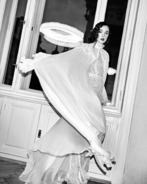 Denisa Barešová Instagram - @denisabee oblékla na včerejší předávání cen @ceskylev šaty od @zuzanakubickova. 🖤

Foto: @tomasthurzo 
Styling: @lenka.kermes 
Šaty: @zuzanakubickova 
Make-up & vlasy: @licirna____organics & @monmysterious 

Přípravy probíhaly v novém ateliéru od @zuzanakubickova na adrese Pařížská  16. 

#HarpersBazaarCz #HBcz #CeskyLev