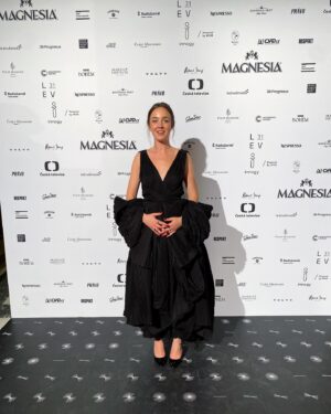 Denisa Barešová Instagram - gown @martinkohout_ 
jewellery @dick____wolf 
mua @licirna____organics 

děkuju děkuju děkuju

Gratuluji všem nominovaným a čerstvým držitelům @ceskylev. Máloco mě dojímá tolik, jako talent a úspěchy mých přátel a mladých tvůrců. 

Tenhle víkend byl intenzivní a já jen dokola děkuju, že jsem se navzdory všemu mohla radovat, tancovat, jíst, pít a další den se micat s dětma. Děkuju za gratulace k těhotenství, ale budou na místě, jestli někdy těhotná doopravdy budu 💩.

Doufám, že jsme se všichni poučili. Na mě je toho hnusu za poslední dobu moc, na nějakou dobu se jdu chránit a dát si od tohoto místa pauzu.

Love love love, pořád,
Dendaja