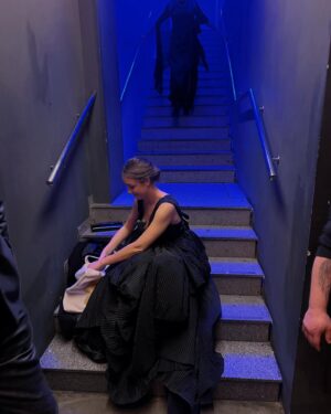 Denisa Barešová Instagram - gown @martinkohout_ 
jewellery @dick____wolf 
mua @licirna____organics 

děkuju děkuju děkuju

Gratuluji všem nominovaným a čerstvým držitelům @ceskylev. Máloco mě dojímá tolik, jako talent a úspěchy mých přátel a mladých tvůrců. 

Tenhle víkend byl intenzivní a já jen dokola děkuju, že jsem se navzdory všemu mohla radovat, tancovat, jíst, pít a další den se micat s dětma. Děkuju za gratulace k těhotenství, ale budou na místě, jestli někdy těhotná doopravdy budu 💩.

Doufám, že jsme se všichni poučili. Na mě je toho hnusu za poslední dobu moc, na nějakou dobu se jdu chránit a dát si od tohoto místa pauzu.

Love love love, pořád,
Dendaja