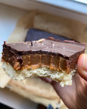 Denisa Barešová Instagram - victory salted millionaires shortbread 

2023 started well, many occasions to celebrate

haven’t stopped sobbing yet

🥹👫🏻♥️🇨🇿

#crumbles #baking  #saltedcaramel #butter #maldonseasalt #darkchocolate #máslo #shortbread #vanilla #goldensyrup #dessert