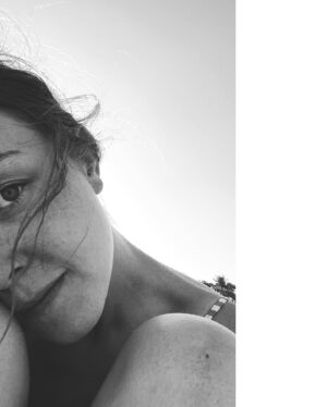 Denisa Barešová Instagram - #28 What an year of intense changes and the most beautiful new people in my life. New experiences, characters and goodbyes.

Teď tu Hvězdu budu potřebovat. ✨

Miluju vás, kamarádi. Děkuju, že vás mám. Pořád. 
Ruce propletené.

Je tam, tluče 🤍

Love love love, 

Denda 🫂