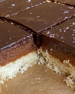 Denisa Barešová Instagram - victory salted millionaires shortbread 

2023 started well, many occasions to celebrate

haven’t stopped sobbing yet

🥹👫🏻♥️🇨🇿

#crumbles #baking  #saltedcaramel #butter #maldonseasalt #darkchocolate #máslo #shortbread #vanilla #goldensyrup #dessert