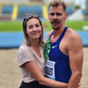 Denisa Helceletová Instagram - Naposledy jsem byla na víceboji s Adamem v roce 2017. Teď si opět užívám fandění naplno. Hlasivky mám dnes úplně ko, ale pár hodin na regeneraci mi zbývá a zítra zase do boje! 

#manželka #manzel  #husband #wife #competition #závody #decathlon #desetiboj #atletika #athletics #1den #firstday 

@adam_sebastian_helcelet