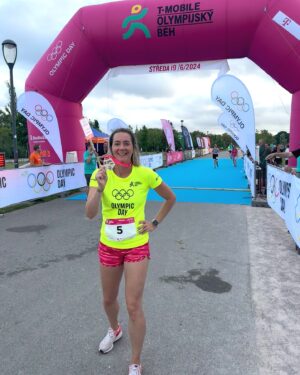Denisa Helceletová Instagram - Byl to boj. Vyběhnout na trať bez totálního běžeckého tréninku asi nebyl nejlepší nápad. Ale protože holky učím, že nic se nevzdává a občas musíme dělat věci, které nám nejsou úplně příjemné, bojovala jsem. Byl to boj sama se sebou ale zvládla jsem to. 

Gratuluji všem účastníkům @olympijskybeh po cele ČR!!!