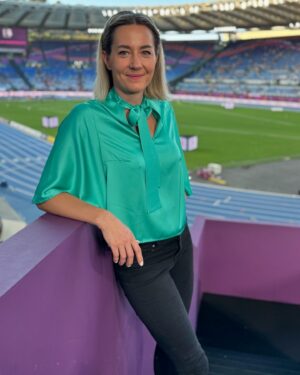 Denisa Helceletová Instagram - Ještě stále nedokážu popsat posledních pár dnů. Úžasné výkony českých atletů završené zlatem Kuby v oštěpu byly nádherné.

Zažít to z úplně jiné pozice byla obrovská zkušenost. Pár hodin spánku, unavené hlasivky, velká únava. Každým okamžikem jsem se učila a vím, že je stále na čem pracovat. Znám své slabiny a pracuji na nich, ale chce to čas. Děkuji celému týmu za spolupráci a pomoc. Na začátku jsem si nevěřila, ale nenechali mě v tom a stále mě podporovali. Výbuchy emocí ve studiu, úžasná atmosféra a výpadky informačního systému, kvůli kterým jsme museli často improvizovat – je toho tolik, co bych mohla sdílet.

I když se můj výkon některým nelíbil a dávali to jasně najevo, děkuji všem, kteří mi psali a podporovali mě. Dodávali jste mi ohromnou energii pokračovat a věřím, že jsem vám přinesla nové postřehy a emoce.

Tak zase někdy příště.

Děkuji @machac_design za pomoc s outfity, protože ve skříni mám snad jen tepláky 😅