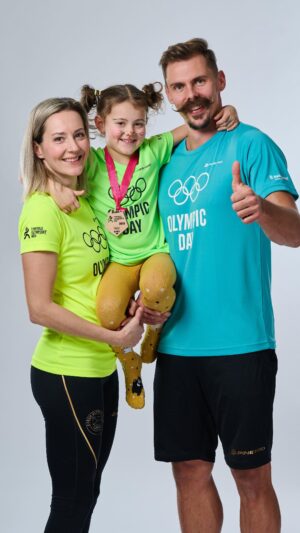 Denisa Helceletová Instagram - Olympijské hodnoty, to je oč tu běží 🤌🏼 Letos je tou hlavní hodnotou T-Mobile Olympijského běhu PŘÁTELSTVÍ 👩🏼‍🤝‍👨🏻 
S kým se postavíš na start ty? 🤩

👉🏼 REGISTRACE UŽ JEN DO ZÍTŘEJŠÍ PŮLNOCI 👈🏼 Tak šup šup, přemluv kámoše a poběž s námi! 💥
#mezisvými #olympijskybeh #bezicelecesko #jedentym