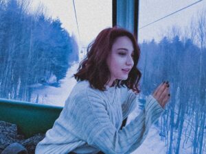 Deniz Altan Instagram - Korkuyorum ama çok güzel. Genel olarak korkak bir tipim ama kaçmak pek benlik değil bu yüzden mutlu olabiliyorum sanırım.