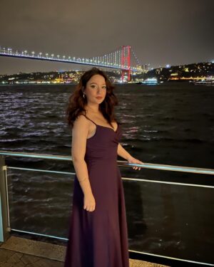 Deniz Altan Instagram - Netlik kazandırmak için söylüyorum panik yok ben evlenmedim kuzenim evlendi ben mor elbiseli kız 🐼