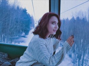 Deniz Altan Instagram - Korkuyorum ama çok güzel. Genel olarak korkak bir tipim ama kaçmak pek benlik değil bu yüzden mutlu olabiliyorum sanırım.