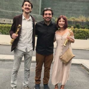 Deniz Altan Instagram - Teşekkür ederim sürekli bunu söyleyip duruyorum içimden dışımdan sürekli !
Görülmek çok güzel şey daha çok görmeliyiz daha çok hissetmeliyiz ! Arkadaşlar başıma gelene bakın ya Altın Koza aldım ben ben aldım ilerlediğim yolda bana inanlar olduğunu bir kez daha görmüş oldum. Hayallerim birer birer gerçekleşiyor. O kadar güzel ki hala bu benim mi gerçekten diyorum insan bazen güzel şeyleri sahiplenemiyor. 
Bütün ekibe kocaman sevgimi ve teşekkürümü bir kez daha dile getirmek isterim kamera arkasında görmediğiniz insanlar aslında bize bu mutluluğu tatma şansını veriyorlar. Çok teşekkür ederim @plazafilm  sizin sayenizde oldu her şey ⭐❤ Ve ve @adanaaltinkozaff size de 9999999 kez teşekkür ederim bana inandığınız için 
Ve hayatım sana da teşekkür ederim beni dibe de soktun yıldızlara da çıkarttın