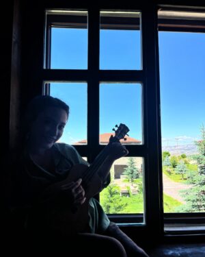 Deniz Altan Instagram - Tam bir bahar akşamı ayrılığı ama azcık ayrılık çok değil . Sonda bazı yalanlar ortaya çıkıyor 🐒