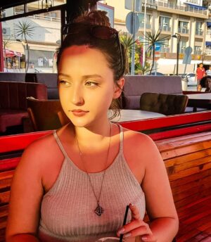 Deniz Altan Instagram - yanlış şeyi bekliyorum