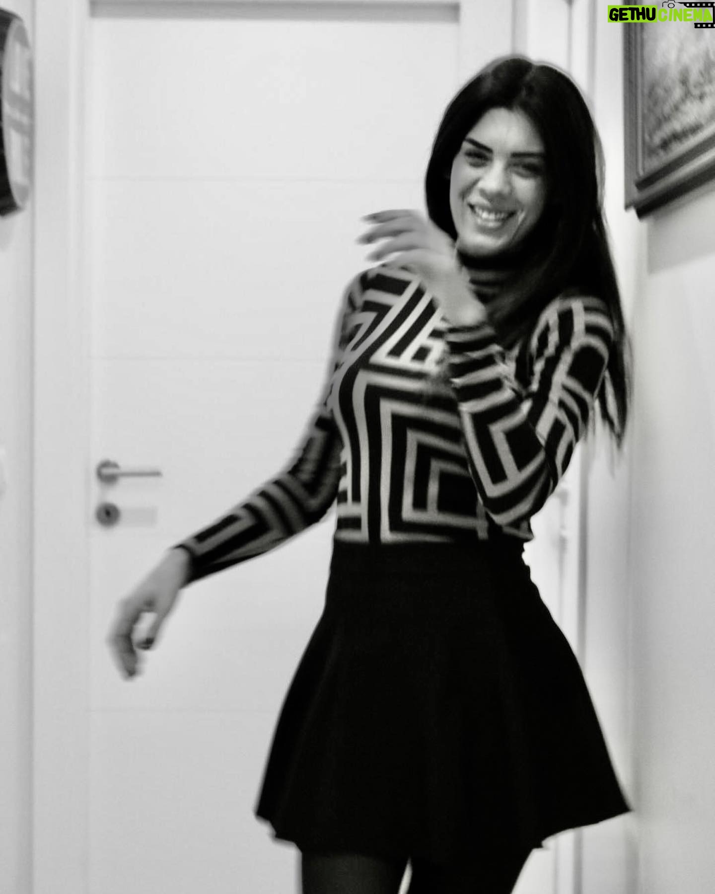Deniz Arna - 457 Likes - Şimdi bir şey diyeceğim.. :)
Neyse boşver 😉
📸 @kosezeynep