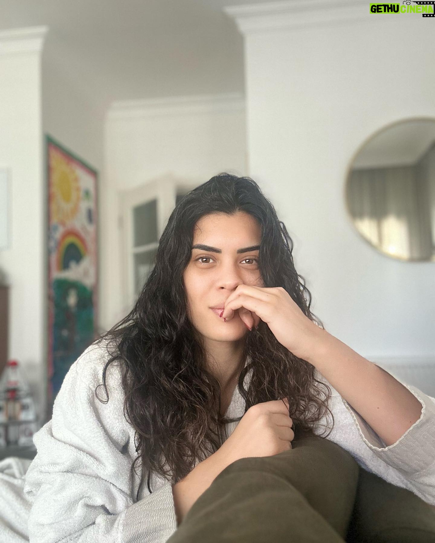 Deniz Arna - 444 Likes - Şöyle bir bakıyorumdur kapanan kapılara…
Ve yeniden açılacak olanlara 🌟🌟🌟
#doğumgünümensevdiğimgün
#21Mart