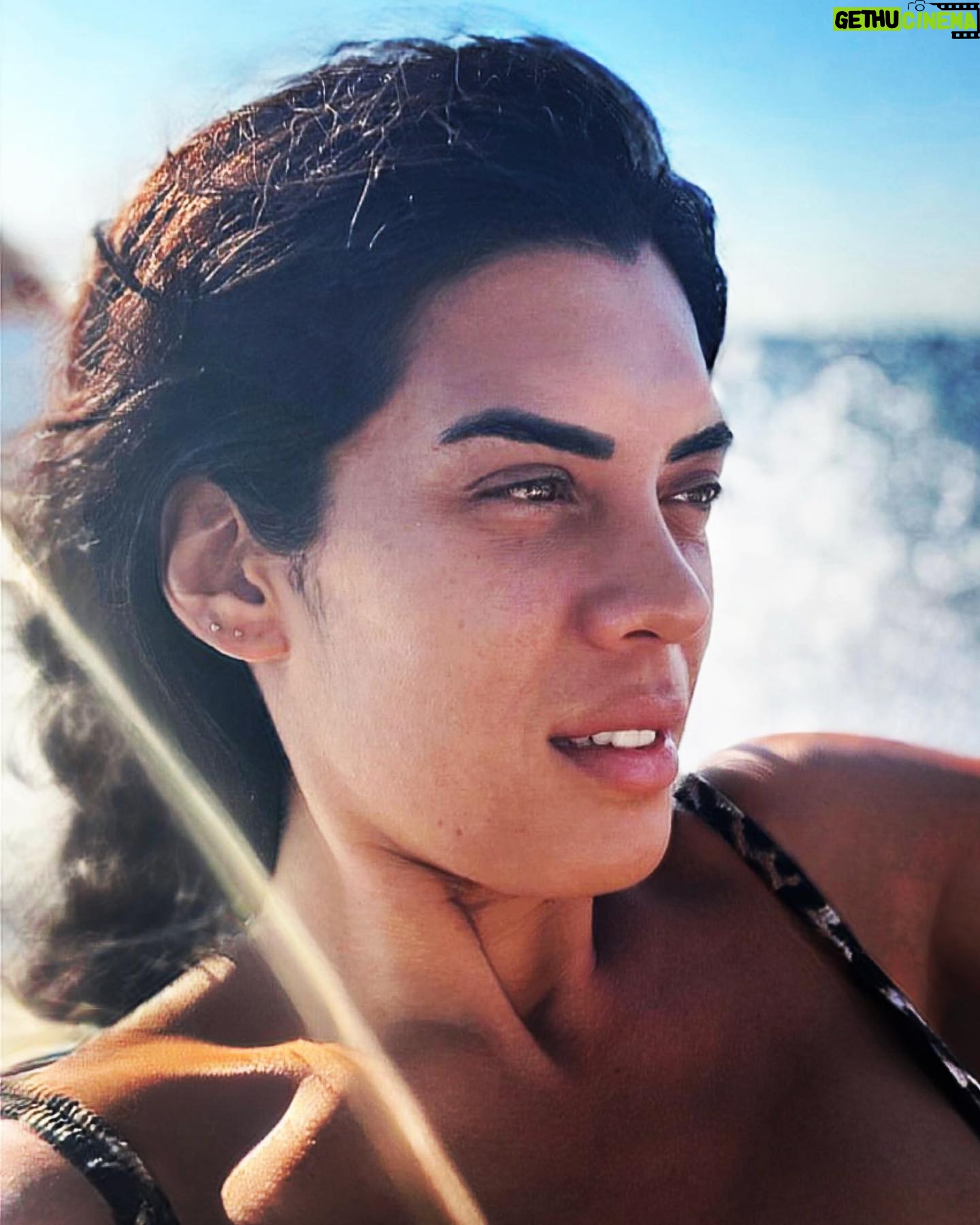 Deniz Arna - 439 Likes - 🌊🤍🪽