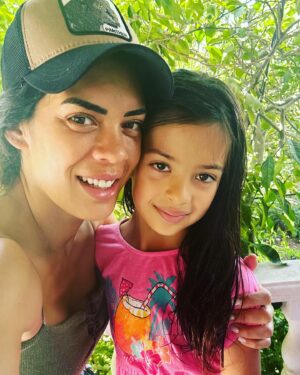 Deniz Arna Instagram - SHE IS SEVEN!!! 🥳🎉🎈🎊🩷😍🙏🏻🧿
Derin hanım 7 yıldır bize sevginin her türlü halini yaşamayı öğretiyor 🤍🤍🤍🤍