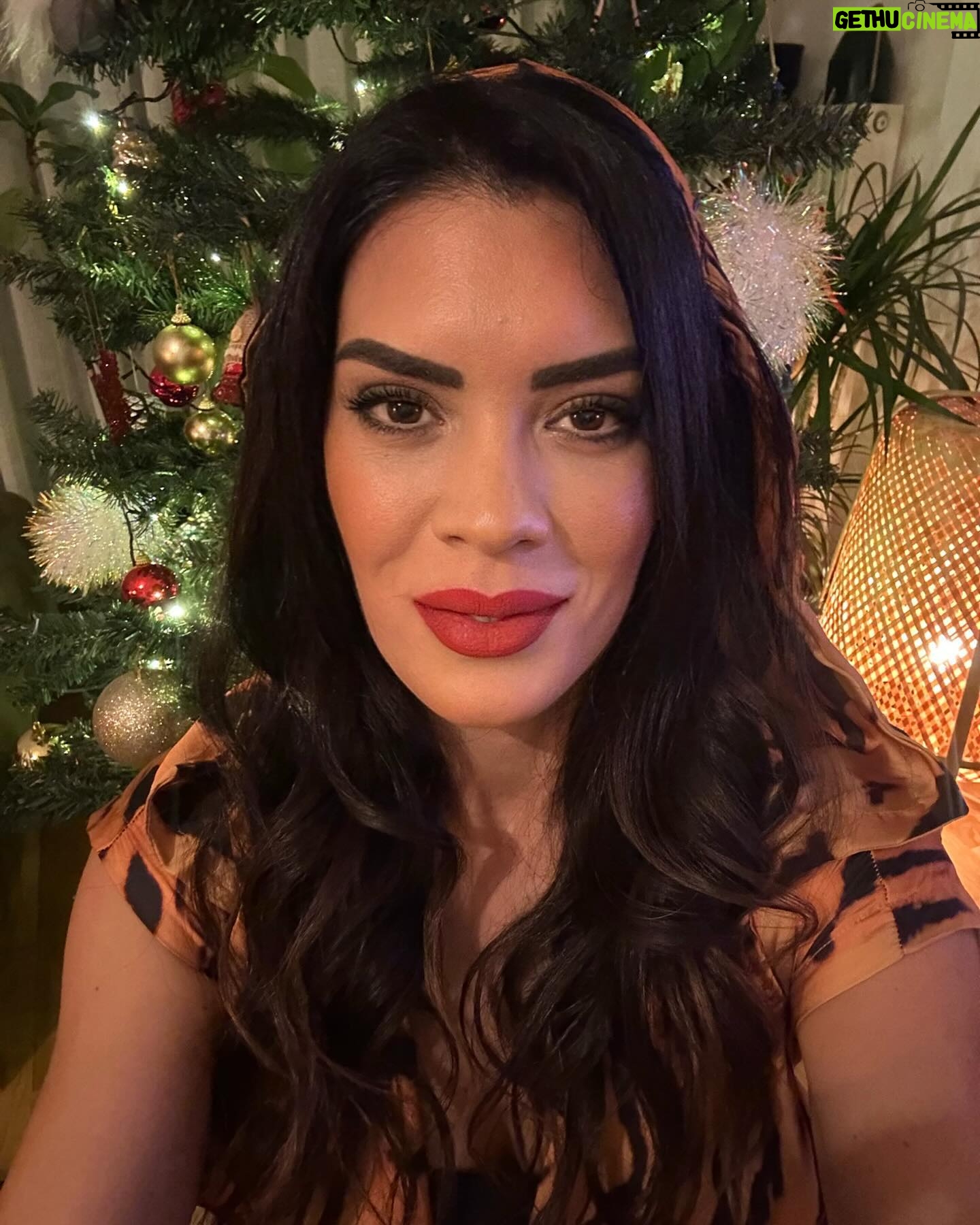 Deniz Arna - 434 Likes - My kinda Christmas Spirit 🎄♥️