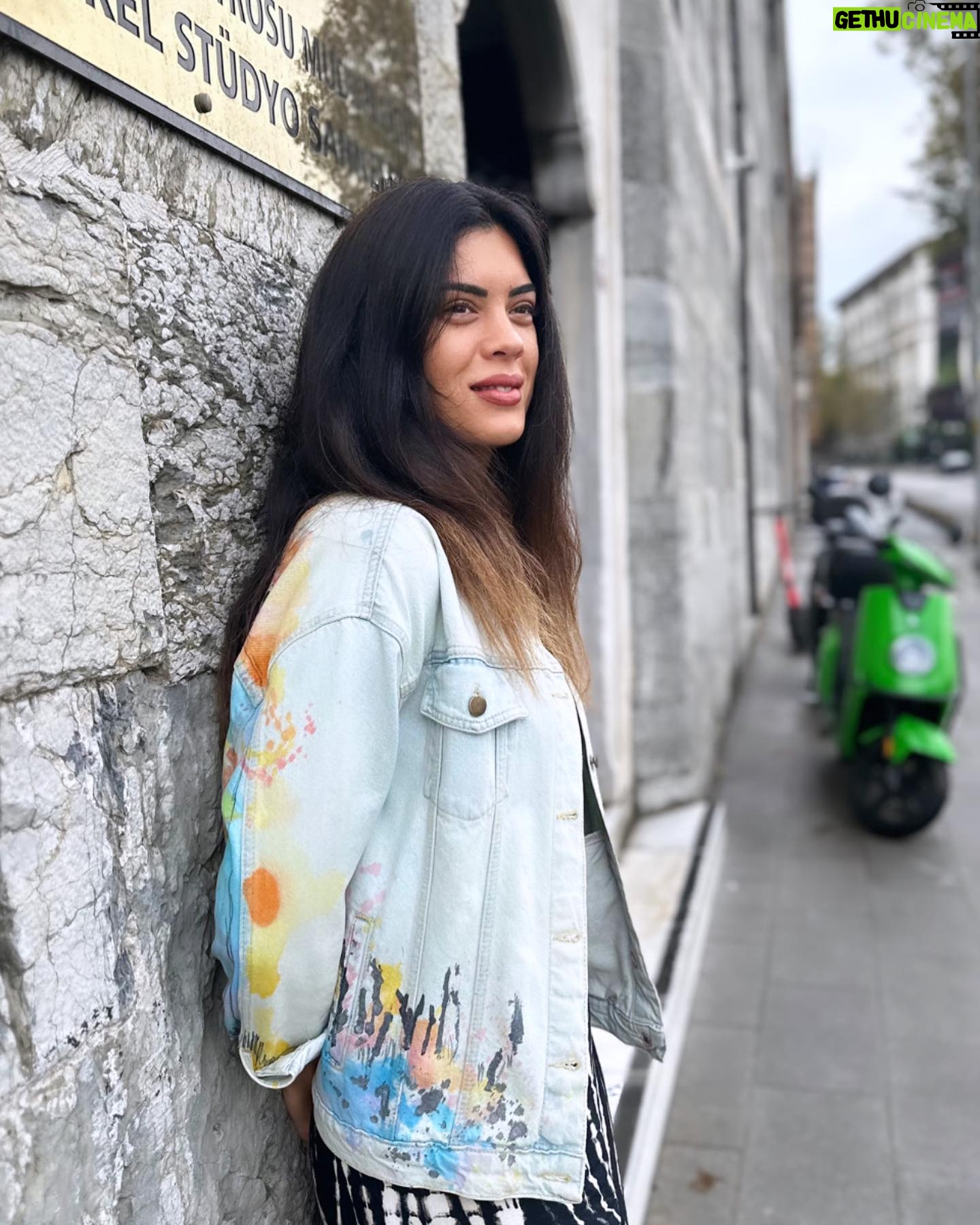 Deniz Arna - 434 Likes - 💭