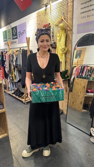 Deniz Çakır Instagram - Sevgili @denizcakir ile birlikte çok sevdiği kedisi Şati’nin anısına muhteşem bir iyilik projesi başlatıyoruz!🤍 Deniz hanımın kendisinin el yapımı seramik broş ve magnetleri, givin.co web sitesi ve @kanyon_da Givin İyilik Mağazası’nda satışa açıyoruz.👏🏼🙏🏼

Satış ödemeleriyle de İzmir’de @angelsfarmsanctuary aracılığıyla deprem bölgesinden kurtarılan 600 kedi ve köpeğin bakım tedavi, aşı ve kısırlaştırma çalışmalarına destek olmak istiyoruz.🤍🕊️
 
Bu anlamlı adımla hem Şati’yi güzel bir şekilde anmak hem de yardıma ihtiyacı olan patili dostlarımıza destek olmak için siz de hikayede paylaştığımız ve highlight’a sabitlediğimiz linkteki ürünlerinden kendinize uygun olanlardan satın alabilir, ödemelerinizle bu güzel projeye katkıda bulunabilirsiniz.🐶🌟🐱

#denizcakir #hayvan #hayvanlaradestek #hayataiyilikkat #animallovers