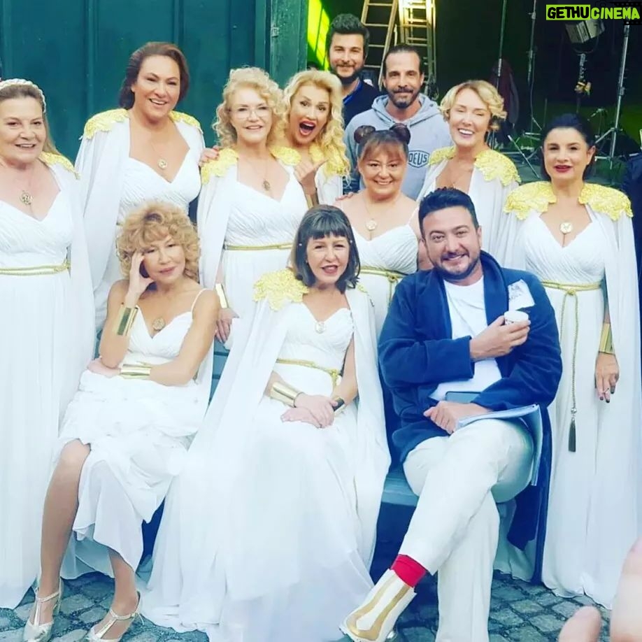 Deniz Özerman - 460 Likes - TBT #BURÇLAR filminden bir hatıra🙏 TANRİÇALAR ve Ceo muz🙏❤🙏💙💙@aliyeuzunatagan @aytenuncuoglu @sunayildizoglu @mahperimertoglu @tosunoglunazli @parlasenol @mugeakyamacc @cigdemtuncofficial @onurbyktpc @ruhsargultekin 🌻🌼🌻🌷🌻🌻❤💙💙
