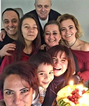 Deniz Özerman Instagram - Canlarim ❤💙Ailem💙❤İyi ki varsiniz💙 HappyBirthday demişken ikisi birarada Nazimcigimla @nazimemekligeziyor @sempatyaa @mutluaygrkan @yaltirimsavas @aeonsk #şükür#💙