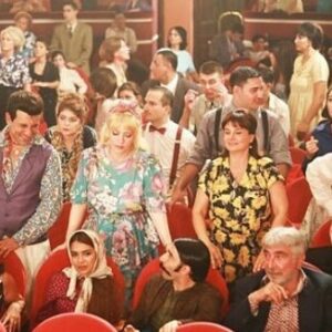 Deniz Özerman Instagram - MUCIZE 2 AŞK ...Şu aralar Digitürk sinema kanallarinda izleyebileceginiz filmimizden bir kare...1960 larin sonu Türkiye de bir sinema salonu...şahane kostümler..nefis oyunculuklar ..ve o dönemi anlatanbir senaryo, kostümler ,sanat grubu tarafindan olusturulan mekanlar ve @mahsunkirmizigulofficial  ın bestesini yaptigi müzikler...ayni zamanda yazarı ve yönetmeni oldugu bu cok özel filmi tavsiye ederim🙏@mucizeaskfilm @boyutfilm 🙏💖🌷💙❤❤#movie#digiturk #foça #eskifoça #film#famous#mahsunkırmızıgül