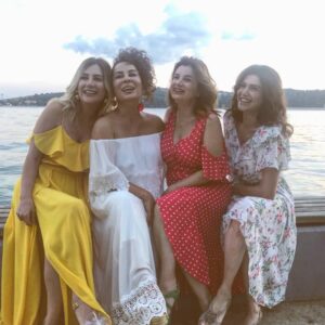 Deniz Özerman Instagram - Before the set after the sunset😊☺AÇIK ÇAY klip hatirasi @demetsagiroglu @bukettaslan @aylacelikofficial💙💙masallah@ossimuzik