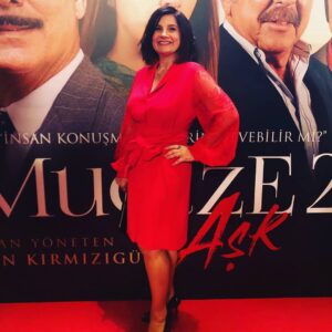 Deniz Özerman Instagram - Mucizelere inanin❤💙filmimiz Mucize2AŞK sinemalrda 🌹🌷🌹Sev,yardim et ,şükret,affet🌷💙yolu açik olsun.Şahane elbisem icin sevgili @tugbatasoy  a teşekkur ederim.Her renginden yapilabiliyormuş bilginiz olsun gönlüm.kırmıziyi seçti😀❤tekrar tesekkur edrim Tuğbacigim😘😘🌹🌷🌷