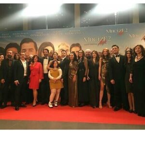 Deniz Özerman Instagram - Mucize2Aşk❤sevgi,kardeslik,merhamet..6 Aralik ta sinemalarda..şansi acık olsun❤💙iyi seyirler🙏❤💙@boyutfilm @mahsunkirmizigulofficial@mucizeaskfilm Şahane kirmizi kıyafetim icin sevgili @tugbatasoy  a tesèkkurler🌷❤ ne güzel iyi insanlarla biraraya gelmek🌷❤