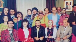 Deniz Özerman Instagram - DünyaTiyatroGünüKutluOlsun🙏💓🌹🌺celebration WorldTheaterDay🙏Ustalara selam olsun🌷🙏gidenlerin ruhları Şad olsun #birdemettiyatro @bkmsahne @yilmaz.erdogan @demetakbag @zerrin.sumer_ @serhatsuhaozcan @neslihanyeldan @sebnemsonmezofficial @suzankardes@olgunsimsekofficial🙏🌷🙏💓💓💓❤❤#acting#theater #stage