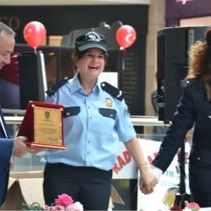 Deniz Özerman Instagram - PolisTeşkilatimizin kuruluş haftasi münasebeti ile beni davet eden sayin Emniyet müdürüm Aykut Cetinkaya ve Movapark müdürü  Sevgili Nazli Özdemir hanimefendi ye icten teşekkürlerimle@ennazli💙🌹#Mardin#Movapark
