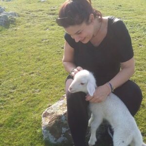 Deniz Özerman Instagram - Kuzu sesime koşarak geldi kuyrugunu salladi kendini sevdirdi yaladi dişledi ayrilmam zor oldu ailene dön cabuk.cabuk diye yalvardim onlarin yanina döndü.Doğa ne güzel❤#love #nature#animals#❤