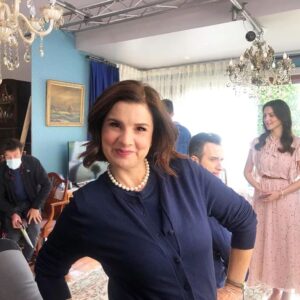 Deniz Özerman Instagram - TBT #garantibbva #backstage#reklam #advertisement  Leylacigim da arkada bir prenses @leylaferay💓#alametifarika @serdarerener @terfilmproductions 💙💙
